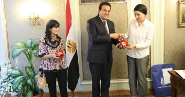 صور.. وزير التعليم العالى يكرم عضو الفريق البحثى الطبى بمستشفى 57357