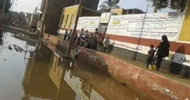 مياه الصرف الصحى تحاصر طلاب كلح الجبل فى أسوان