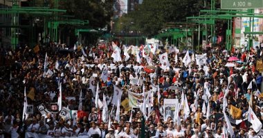 نشطاء المكسيك يتظاهرون لإحياء الذكرى الـ50 لمذبحة الطلاب