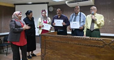 صور.. رئيس تأمين بنى سويف يكرم عددا من العاملين بالمستشفى