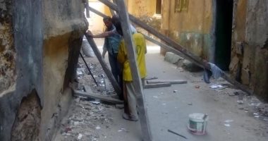 إخلاء عقار آيل للسقوط بالقاهرة من السكان والمنقولات.. صور