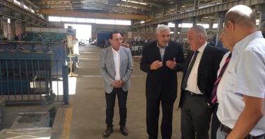 رئيس التنمية الصناعية يجتمع بمسئولى "MCV" لتصنيع الأتوبيسات ويتفقد خطوط الإنتاج