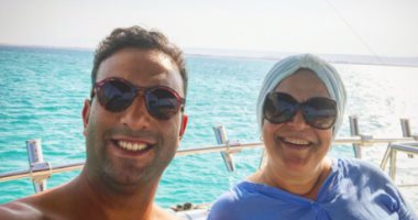 شاهد.. أحمد حسام ميدو مع والدته فى الجونة