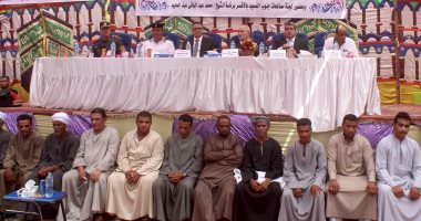 صور.. محافظ الأقصر ومدير الأمن يشهدان صلح بين عائلتين بأرمنت