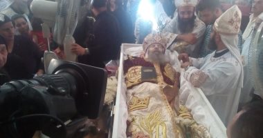 بدء صلاة القداس الألهى بدير القديسة دميانة قبل صلاة الجنازة على الأنبا بيشوى