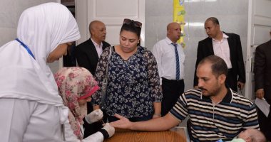 إقبال المواطنين بأسيوط على مبادرة القضاء على "فيروس سى"