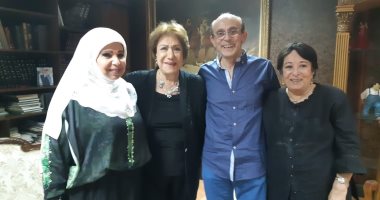 سميحة أيوب ومديحة حمدى تشاهدان مسرحية "خيبتنا" لمحمد صبحى
