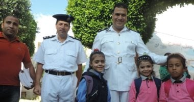 صور.. رجال الشرطة يرافقون أبناء الشهداء فى مدارسهم بسيناء