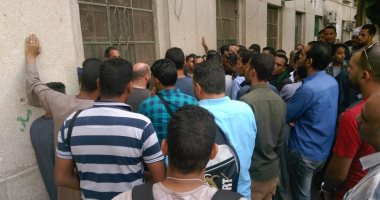 صور .. طوابير المواطنين بقوى عاملة القاهرة.. كاميرات مراقبة لمتابعة الأداء بالشبابيك.. سعفان: توجيهات بحسن التعامل وزيادة أماكن الانتظار.. ومدير المديرية: مكاتب بـ 32 منطقة و350 ألف كعب عمل سنويا