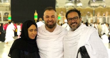 شاهد محمد رجب بملابس الإحرام أثناء تأديته مناسك العمرة