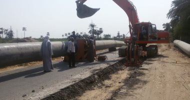 رجال مدينة القرنة بالأقصر يواصلون العمل فى محطة الصرف الصحى بالطارف
