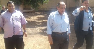  وزير الزراعة يصل سوهاج لتلقى العزاء فى وفاة والدته