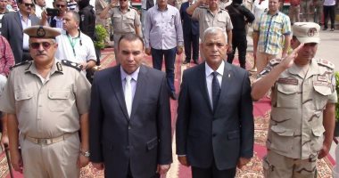 صور.. محافظ المنوفية ومدير الأمن يضعان إكليل الزهور على النصب التذكارى
