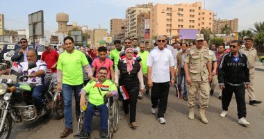 صور.. محافظ المنوفية يتقدم مسيرة شبابية بشعار "أكتوبر .. قصص وعبر"