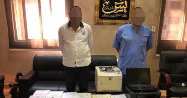 مباحث المرور تضبط طبيب وعاطل وراء تزوير المستندات وبحوزتهم 450 ألف دولار مقلدين