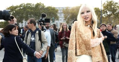 السبعيناتى يسيطر على الـstreet style بفعاليات أسبوع الموضة فى باريس لربيع 2019