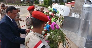 محافظ البحيرة يضع أكليل الزهور على النصب التذكارى للجندى المجهول