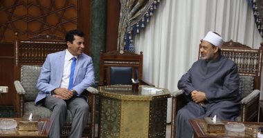 صور.. وزير الرياضة يلتقى شيخ الأزهر