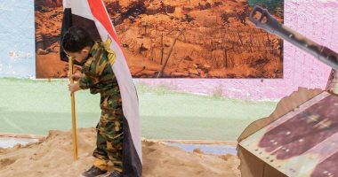صور.. "اللى خلف مامتش".. ابن شهيد يحتفل بذكرى نصر أكتوبر بالملابس العسكرية
