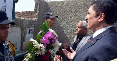 صور.. محافظ القليوبية يزور قبر أول شهيد فى حرب أكتوبر بـ "قليوب"