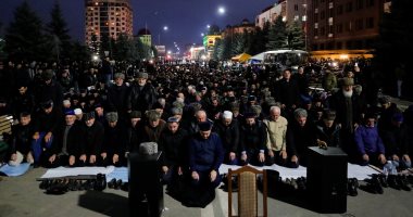 صور..صلاة جماعية للمحتجين جنوب روسيا خلال مظاهرات ترسيم الحدود مع الشيشان
