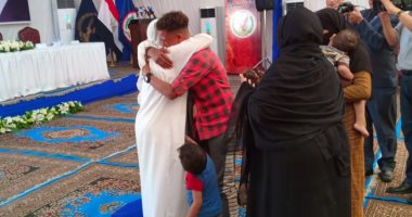 صور.. السجينات المفرج عنهن يحتضن أطفالهن ويهتفن: "هنرجع معاهم البيت"
