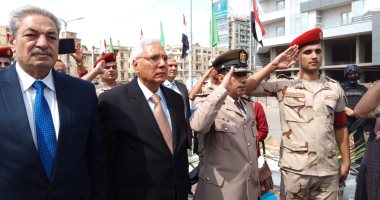 صور.. محافظ الدقهلية يضع أكليل الزهور على النصب التذكارى للشهداء