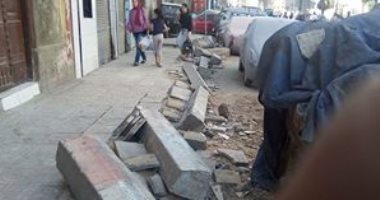 صور..تكسير رصيف منذ 3 أشهر فى شارع الجلاء بطنطا "دون إصلاحه" 