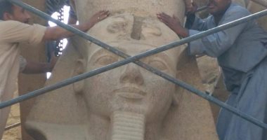 عمال معبد الأقصر يبدؤون تركيب رؤوس وتاج تماثيل الملك رمسيس الثانى.. صور
