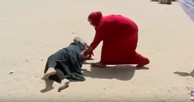 شاهد.. التدحرج على رمال محافظة المنيا يخلصك من العقم