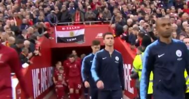 شاهد.. جماهير ليفربول تستقبل محمد صلاح بـ"علم مصر " في مباراة مان سيتي