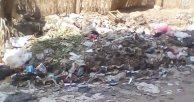 تراكم القمامة أمام منازل منطقة الرشاح بطريق المريوطية السياحى فى الجيزة  
