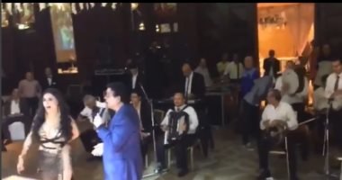 أى دمعة حزن لا.. دينا ترقص على غناء أحمد آدم فى إحدى الحفلات "فيديو"