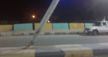 اضبط مخالفة.. عمود إنارة مائل بكورنيش النيل يهدد بكارثة ببنى سويف 