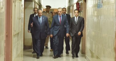 محافظ أسيوط يزور طالبة تعرضت للضرب على يد أحد المعلمين ويقرر وقف المعلم 