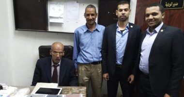 صور.. جمارك مطار الأقصر تضبط محاولة لتهريب كمية من هواتف "آيفون" 