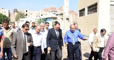 محافظ الشرقية يتفقد أعمال ازدواج طريق فاقوس ومحطة رفع المياه و المكتبة