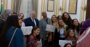 رئيس جامعة القاهرة يشهد منح شهادات في اللغة العربية لطالبات إيطاليات