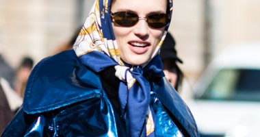 تعرفى على موضة ملابس الشتاء.. الأحذية والشنط الشفافة البلاستيك الأشهر