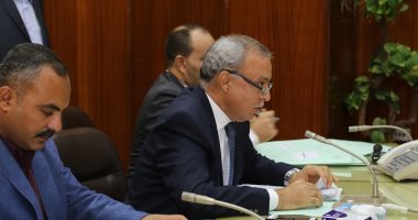 محافظ قنا يبحث 300 طلب خلال اللقاء الإسبوعى المفتوح لحل مشاكل المواطنين