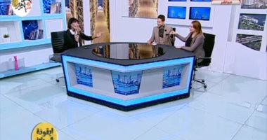 على عش الحب.. مقدم برنامج يفاجئ زميلته بطلب يدها على الهواء.. فيديو