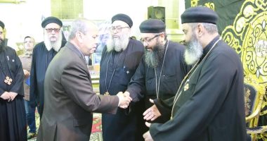 محافظ كفر الشيخ يؤدى واجب العزاء فى الأنبا بيشوى 