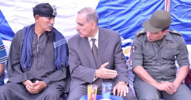 محافظ أسيوط يقدم واجب العزاء لأسرة الشهيد أحمد عبد التواب  