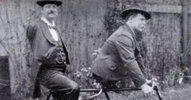 معلومة × صورة.. تعرف على قصة صديقين أحدهما بدون ذراعين والآخر بدون قدمين