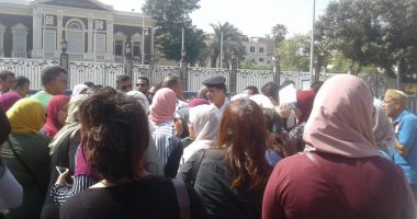 أولياء أمور يطالبون بعودة تدريس المستوى الرفيع بالصفوف الأولى.. ويؤكدون: المستقبل يتطلب تأهيل الأطفال فى اللغات لضمان المنافسة فى سوق العمل.. ومصادر بالتعليم: أصحاب مصالح وراء إصرار الأهالى.. ووفرنا البديل