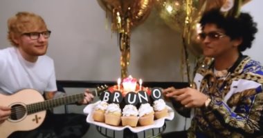 بالفيديو..شاهد إيد شيران يحتفل بعيد ميلاد برنو مارس ويغنى له
