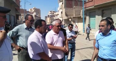 فيديو.. محافظ مطروح يغلق 12 محلا ويزيل أسوار مخالفة ويمهل مدير الطرق فرصة أخيرة