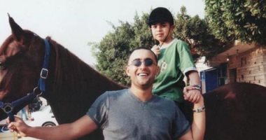 شاهد.. صورة نادرة تجمع أحمد السقا بابن الفنانة إسعاد يونس