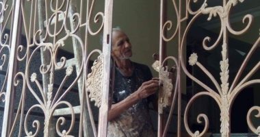 صور.. عم عبدالخالق يعمل نقاشا ويطالب بالحصول على معاش ومساعدة لزواج ابنته
