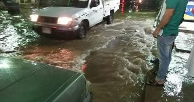 انفجار خط مياه بشارع الجمهورية بسوهاج والأهالى يصفونه بالنافورة الراقصة